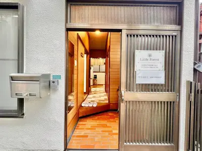 a door leading to a hallway with a sign on it at \u65b0\u5c0f\u5ca9\u9a7f\u7ad9 in Tokyo