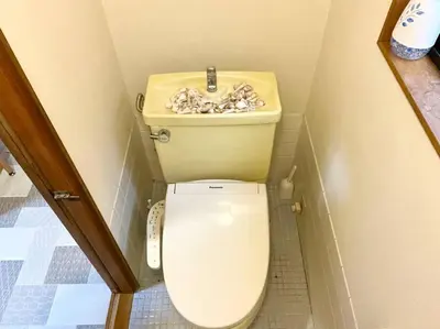 a small bathroom with a toilet with a sink at \u65b0\u5c0f\u5ca9\u9a7f\u7ad9 in Tokyo