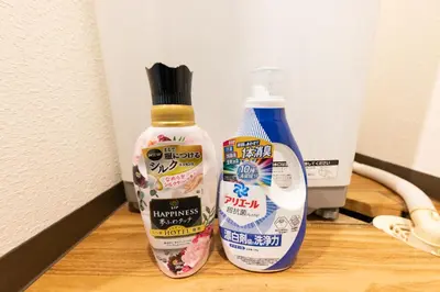 two bottles of disinfectants sitting on top of a table at TRIP PERCH 30m2 \u6700\u59275\u540d \u4e0a\u5317\u6ca2\u99c5\u304b\u3089\u5f92\u6b696\u5206 \u65b0\u5bbf\u304b\u3089\u76f4\u901a \u30c7\u30b6\u30a4\u30ca\u30fc\u76e3\u4fee in Tokyo