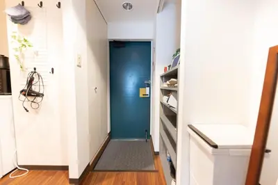 a hallway with a blue door in a bathroom at TRIP PERCH 30m2 \u6700\u59275\u540d \u4e0a\u5317\u6ca2\u99c5\u304b\u3089\u5f92\u6b696\u5206 \u65b0\u5bbf\u304b\u3089\u76f4\u901a \u30c7\u30b6\u30a4\u30ca\u30fc\u76e3\u4fee in Tokyo