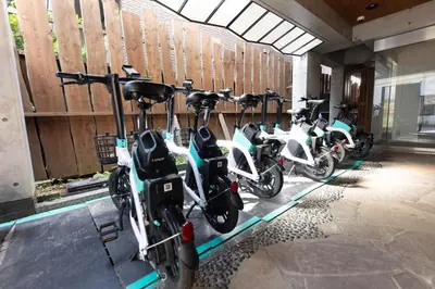 a row of motorcycles parked next to a building at TRIP PERCH 30m2 \u6700\u59275\u540d \u4e0a\u5317\u6ca2\u99c5\u304b\u3089\u5f92\u6b696\u5206 \u65b0\u5bbf\u304b\u3089\u76f4\u901a \u30c7\u30b6\u30a4\u30ca\u30fc\u76e3\u4fee in Tokyo