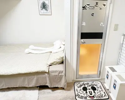 a small bedroom with a bed and a mirror at 東新宿1分&新大久保10分 in Tokyo