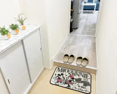 a welcome mat on the floor in a hallway with shoes at 東新宿1分&新大久保10分 in Tokyo