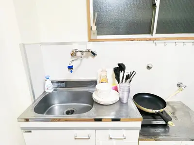 a kitchen counter with a sink and a frying pan at \u897f\u6b66\u65b0\u5bbf\u7dda\u99c5\u8fd14\u4eba\u53ef 02 in Tokyo