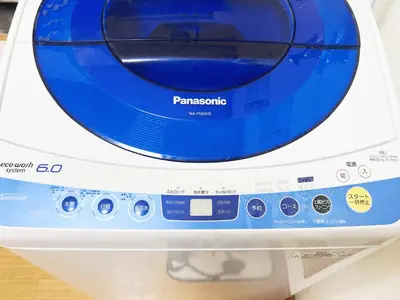 a washing machine is sitting on a table at \u897f\u6b66\u65b0\u5bbf\u7dda\u99c5\u8fd14\u4eba\u53ef 02 in Tokyo