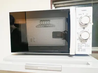 a microwave oven sitting on top of a counter at \u897f\u6b66\u65b0\u5bbf\u7dda\u99c5\u8fd1 6\u4eba\u53ef b1 in Tokyo