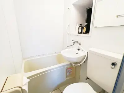 a small bathroom with a sink and a toilet at \u897f\u6b66\u65b0\u5bbf\u7dda\u99c5\u8fd1 6\u4eba\u53ef b1 in Tokyo