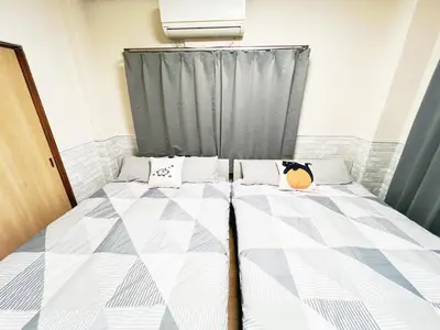 a bedroom with a bed with a gray curtain at \u897f\u6b66\u65b0\u5bbf\u7dda\u99c5\u8fd1 6\u4eba\u53ef b1 in Tokyo