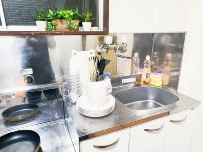 a kitchen counter with a sink and a sink at \u897f\u6b66\u65b0\u5bbf\u7dda\u99c5\u8fd1 6\u4eba\u53ef b1 in Tokyo