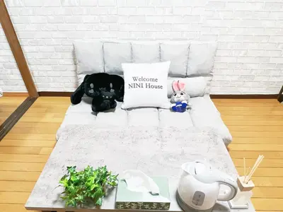 a room with a bed with a black dog on it at \u897f\u6b66\u65b0\u5bbf\u7dda\u99c5\u8fd1 6\u4eba\u53ef b1 in Tokyo