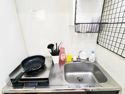 a kitchen sink with a frying pan on a stove at \u5927\u585a\u99c55\u52064\u4eba\u53ef in Tokyo