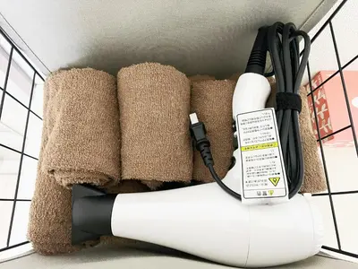 a black and white blow dryer sitting on a wall at \u5927\u585a\u99c55\u52064\u4eba\u53ef in Tokyo
