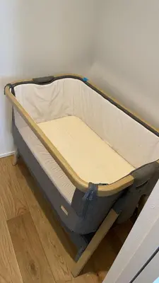 an empty bed in a room with a wooden floor at \u6075\u6bd4\u5bff\u99c58\u52064\u4eba\u53ef in Tokyo