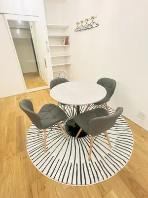 a dining room with a table and chairs on a rug at \u6075\u6bd4\u5bff\u99c58\u52064\u4eba\u53ef in Tokyo