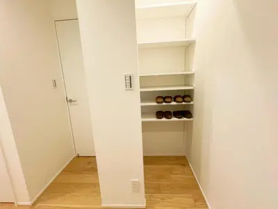 a small room with a closet with shelves at \u6075\u6bd4\u5bff\u99c58\u52064\u4eba\u53ef in Tokyo