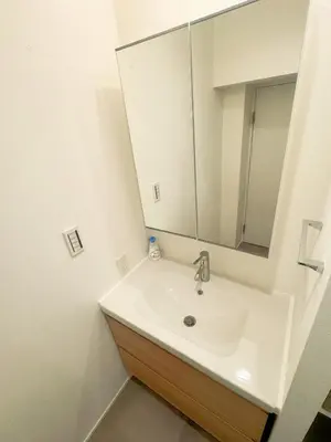 a bathroom with a sink and a mirror at \u6075\u6bd4\u5bff\u99c58\u52064\u4eba\u53ef in Tokyo