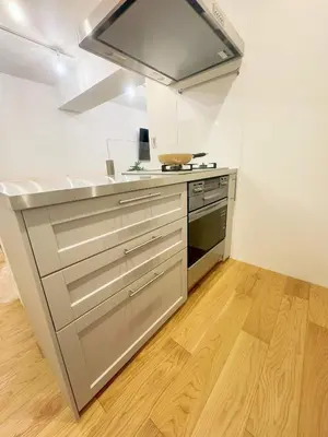 a kitchen with stainless steel appliances and wood floors at \u6075\u6bd4\u5bff\u99c58\u52064\u4eba\u53ef in Tokyo