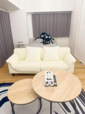 a living room with a couch and a table at \u6075\u6bd4\u5bff\u99c58\u52064\u4eba\u53ef in Tokyo