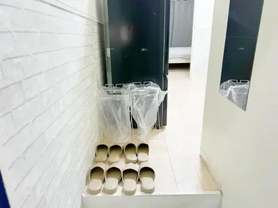 a row of brown and white shoes in a refrigerator at \u9ad8\u7530\u99ac\u58344\u5206 \u6700\u59277\u4eba 02 in Tokyo
