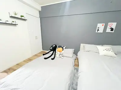 two twin beds in a room with white sheets at \u9ad8\u7530\u99ac\u58344\u5206 \u6700\u59277\u4eba 02 in Tokyo