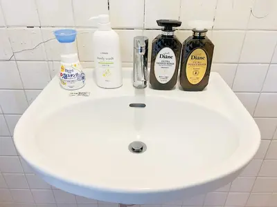 a white bathroom sink with bottles on it at \u9ad8\u7530\u99ac\u58344\u5206 \u6700\u59277\u4eba 02 in Tokyo