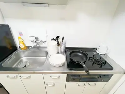 a kitchen counter with a stove and a sink at \u9ad8\u7530\u99ac\u58344\u5206 \u6700\u59277\u4eba 02 in Tokyo
