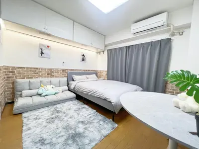 a living room with a couch and a table at Ikebukuro Sugamo \u6700\u59274\u4ebaB5 in Tokyo