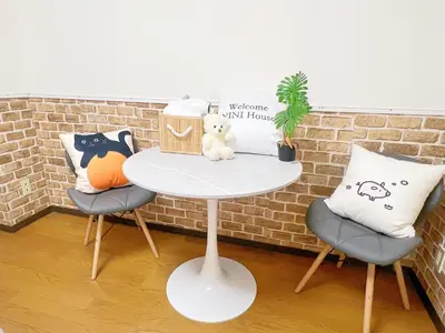 a table with two chairs and a table with pillows at Ikebukuro Sugamo \u6700\u59274\u4ebaB5 in Tokyo