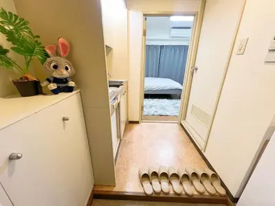 a hallway leading into a kitchen with a hallway at Ikebukuro Sugamo \u6700\u59274\u4ebaB5 in Tokyo