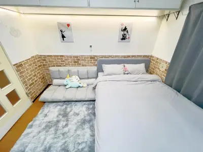 a room with two beds and a couch at Ikebukuro Sugamo \u6700\u59274\u4ebaB5 in Tokyo