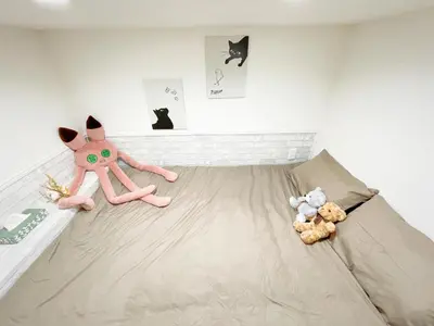 a bedroom with a bed with a large pink stuffed animal at \u5c71\u624b\u7dda\u65b0\u5927\u4e45\u4fdd\u99c508 in Tokyo