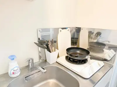 a kitchen sink with a frying pan on a stove at \u5c71\u624b\u7dda\u65b0\u5927\u4e45\u4fdd\u99c508 in Tokyo