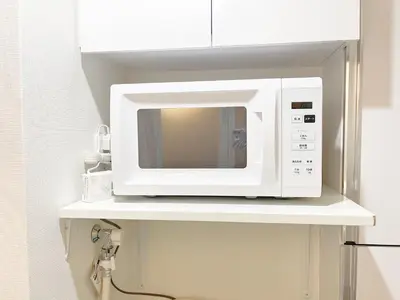 a microwave sitting on a shelf in a kitchen at \u5c71\u624b\u7dda\u65b0\u5927\u4e45\u4fdd\u99c508 in Tokyo