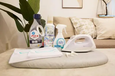 a tray with a hair dryer and other items on a couch at \u30cf\u30a4\u30b0\u30ec\u30fc\u30c9\u7acb\u77f3 101 in Tokyo
