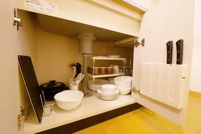 a kitchen with plates and bowls on a shelf at \u30cf\u30a4\u30b0\u30ec\u30fc\u30c9\u7acb\u77f3 101 in Tokyo