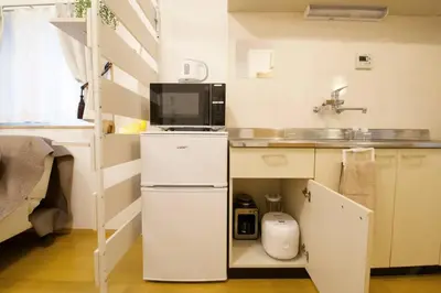 a small kitchen with a sink and a refrigerator at \u30cf\u30a4\u30b0\u30ec\u30fc\u30c9\u7acb\u77f3 101 in Tokyo