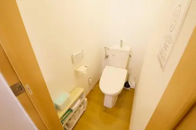 a small bathroom with a toilet in a room at \u30cf\u30a4\u30b0\u30ec\u30fc\u30c9\u7acb\u77f3 101 in Tokyo
