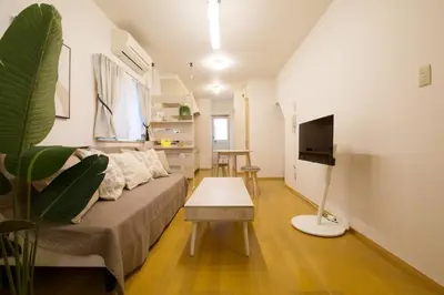 a living room with a couch and a table at \u30cf\u30a4\u30b0\u30ec\u30fc\u30c9\u7acb\u77f3 101 in Tokyo