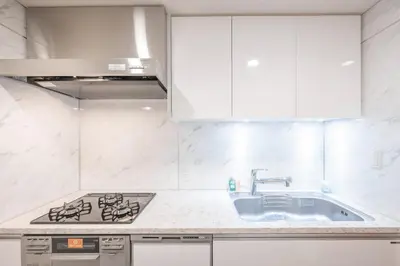 a white kitchen with a sink and a stove at \u30b0\u30e9\u30f3\u30c9\u30b3\u30f3\u30b7\u30a7\u30eb\u30b8\u30e5\u516d\u672c\u6728 in Tokyo