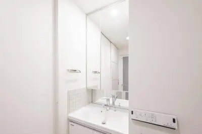 a white bathroom with a sink and a mirror at \u30b0\u30e9\u30f3\u30c9\u30b3\u30f3\u30b7\u30a7\u30eb\u30b8\u30e5\u516d\u672c\u6728 in Tokyo
