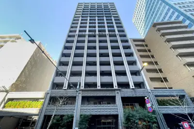 a tall building with two tall buildings at \u30b0\u30e9\u30f3\u30c9\u30b3\u30f3\u30b7\u30a7\u30eb\u30b8\u30e5\u516d\u672c\u6728 in Tokyo