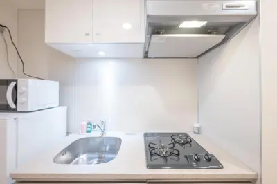 a kitchen with a sink and a microwave at \u30b0\u30e9\u30f3\u30c9\u30b3\u30f3\u30b7\u30a7\u30eb\u30b8\u30e5\u516d\u672c\u6728 in Tokyo