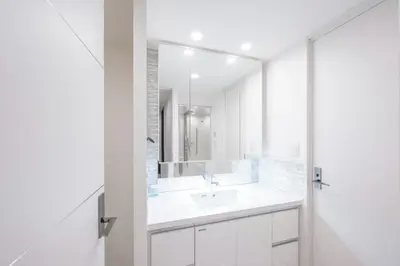 a white bathroom with a sink and a mirror at \u30b0\u30e9\u30f3\u30c9\u30b3\u30f3\u30b7\u30a7\u30eb\u30b8\u30e5\u516d\u672c\u6728 in Tokyo