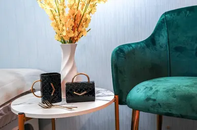 a table with a vase of flowers and a chair at B21\u6c60\u888b\u4e2d\u5fc3 \u4ea4\u901a\u4fbf\u5229 \u8f66\u7ad93\u5206\u949f \u6700\u59274\u4eba Ikebukuro center 3 mins to ST Max 4P \u76f4\u8fbe\u65b0\u5bbf \u6d89\u8c37 \u8868\u53c2\u9053 \u6c60\u888b \u4e0a\u91ce \u4ee3\u4ee3\u6728 \u94f6\u5ea7 \u539f\u5bbf in Tokyo