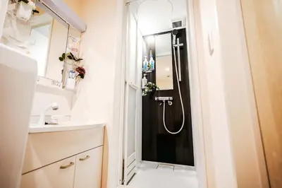 a bathroom with a shower and a sink at B21\u6c60\u888b\u4e2d\u5fc3 \u4ea4\u901a\u4fbf\u5229 \u8f66\u7ad93\u5206\u949f \u6700\u59274\u4eba Ikebukuro center 3 mins to ST Max 4P \u76f4\u8fbe\u65b0\u5bbf \u6d89\u8c37 \u8868\u53c2\u9053 \u6c60\u888b \u4e0a\u91ce \u4ee3\u4ee3\u6728 \u94f6\u5ea7 \u539f\u5bbf in Tokyo