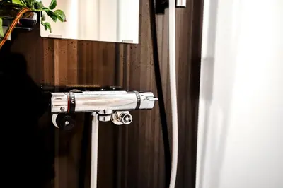 a silver door handle on a wooden door at B21\u6c60\u888b\u4e2d\u5fc3 \u4ea4\u901a\u4fbf\u5229 \u8f66\u7ad93\u5206\u949f \u6700\u59274\u4eba Ikebukuro center 3 mins to ST Max 4P \u76f4\u8fbe\u65b0\u5bbf \u6d89\u8c37 \u8868\u53c2\u9053 \u6c60\u888b \u4e0a\u91ce \u4ee3\u4ee3\u6728 \u94f6\u5ea7 \u539f\u5bbf in Tokyo