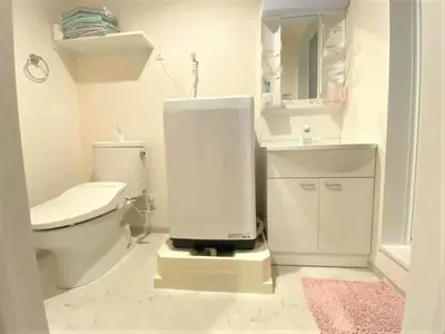 a bathroom with a toilet and a large white mixer at B21\u6c60\u888b\u4e2d\u5fc3 \u4ea4\u901a\u4fbf\u5229 \u8f66\u7ad93\u5206\u949f \u6700\u59274\u4eba Ikebukuro center 3 mins to ST Max 4P \u76f4\u8fbe\u65b0\u5bbf \u6d89\u8c37 \u8868\u53c2\u9053 \u6c60\u888b \u4e0a\u91ce \u4ee3\u4ee3\u6728 \u94f6\u5ea7 \u539f\u5bbf in Tokyo
