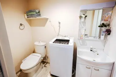 a small bathroom with a toilet and a sink at B21\u6c60\u888b\u4e2d\u5fc3 \u4ea4\u901a\u4fbf\u5229 \u8f66\u7ad93\u5206\u949f \u6700\u59274\u4eba Ikebukuro center 3 mins to ST Max 4P \u76f4\u8fbe\u65b0\u5bbf \u6d89\u8c37 \u8868\u53c2\u9053 \u6c60\u888b \u4e0a\u91ce \u4ee3\u4ee3\u6728 \u94f6\u5ea7 \u539f\u5bbf in Tokyo