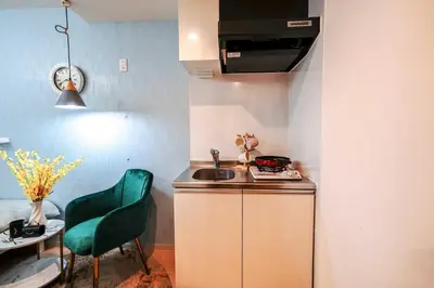 a small kitchen with a sink and a green chair at B21\u6c60\u888b\u4e2d\u5fc3 \u4ea4\u901a\u4fbf\u5229 \u8f66\u7ad93\u5206\u949f \u6700\u59274\u4eba Ikebukuro center 3 mins to ST Max 4P \u76f4\u8fbe\u65b0\u5bbf \u6d89\u8c37 \u8868\u53c2\u9053 \u6c60\u888b \u4e0a\u91ce \u4ee3\u4ee3\u6728 \u94f6\u5ea7 \u539f\u5bbf in Tokyo