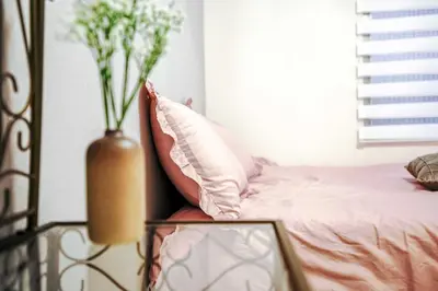a bedroom with a bed and a vase with flowers at B12\u6c60\u888b\u4e2d\u5fc3 \u4e09\u5ba4 \u4ea4\u901a\u4fbf\u5229 \u8f66\u7ad93\u5206\u949f 3 rooms Ikebukuro center 3 mins to ST Max 8P \u76f4\u8fbe\u65b0\u5bbf \u6d89\u8c37 \u8868\u53c2\u9053 \u6c60\u888b \u4e0a\u91ce \u4ee3\u4ee3\u6728 \u94f6\u5ea7 \u539f\u5bbf in Tokyo